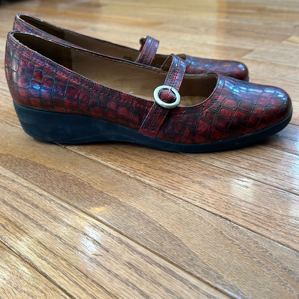 Burgundy LifeStride wedge heel Maryjane’s size 11